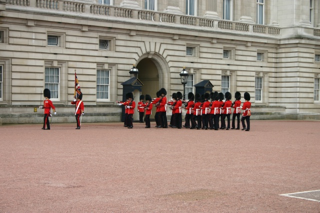 2005-09-10-London-135-changing-of-the-Guards.JPG