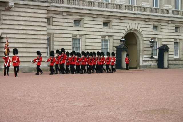 2005-09-10-London-137-changing-of-the-Guards.JPG
