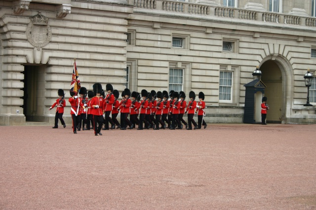 2005-09-10-London-138-changing-of-the-Guards.JPG