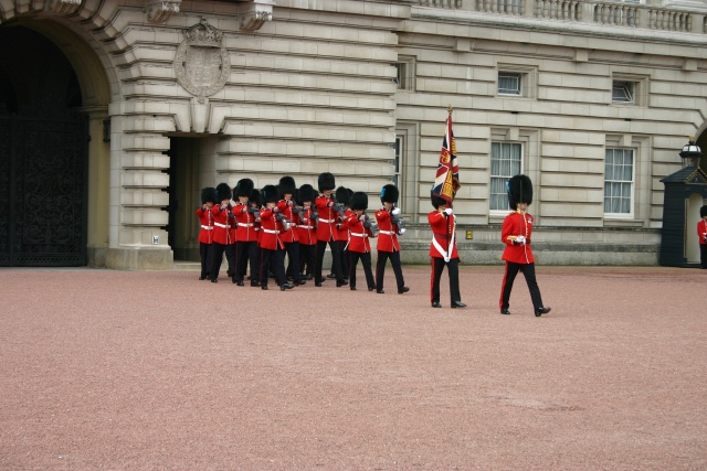 2005-09-10-London-139-changing-of-the-Guards.JPG