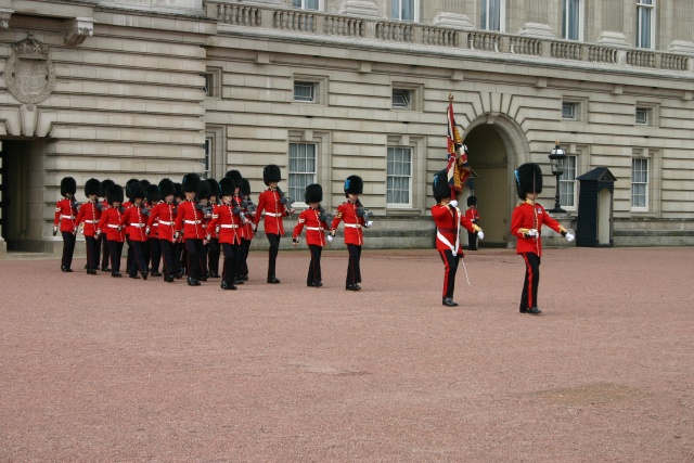 2005-09-10-London-140-changing-of-the-Guards.JPG