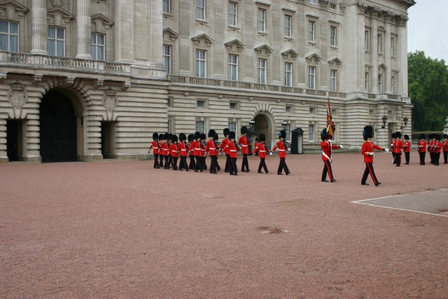 2005-09-10-London-141-changing-of-the-Guards.JPG