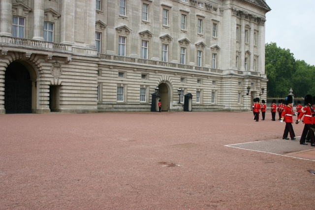 2005-09-10-London-145-changing-of-the-Guards.JPG