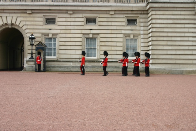 2005-09-10-London-149-changing-of-the-Guards.JPG