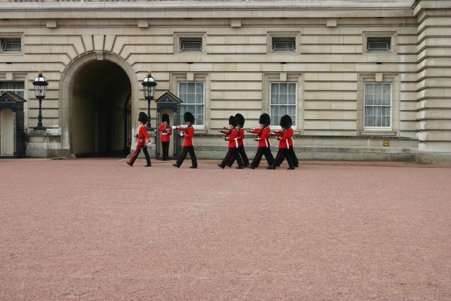 2005-09-10-London-151-changing-of-the-Guards.JPG
