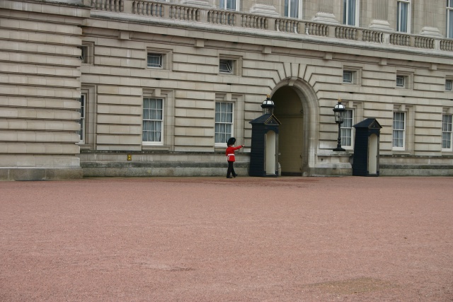2005-09-10-London-153-changing-of-the-Guards.JPG