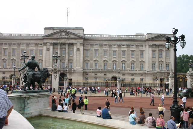2005-09-10-London-164-Buckinham-Palace.JPG