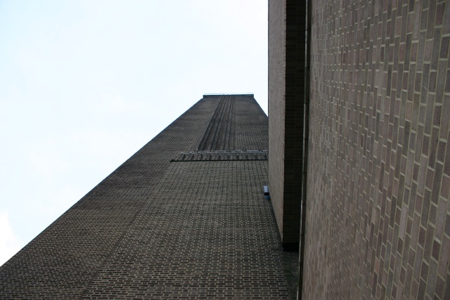 2005-09-10-London-221-museum-smokestack.JPG