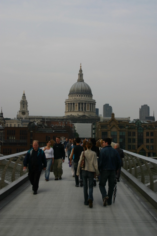 2005-09-10-London-227-walkway.JPG