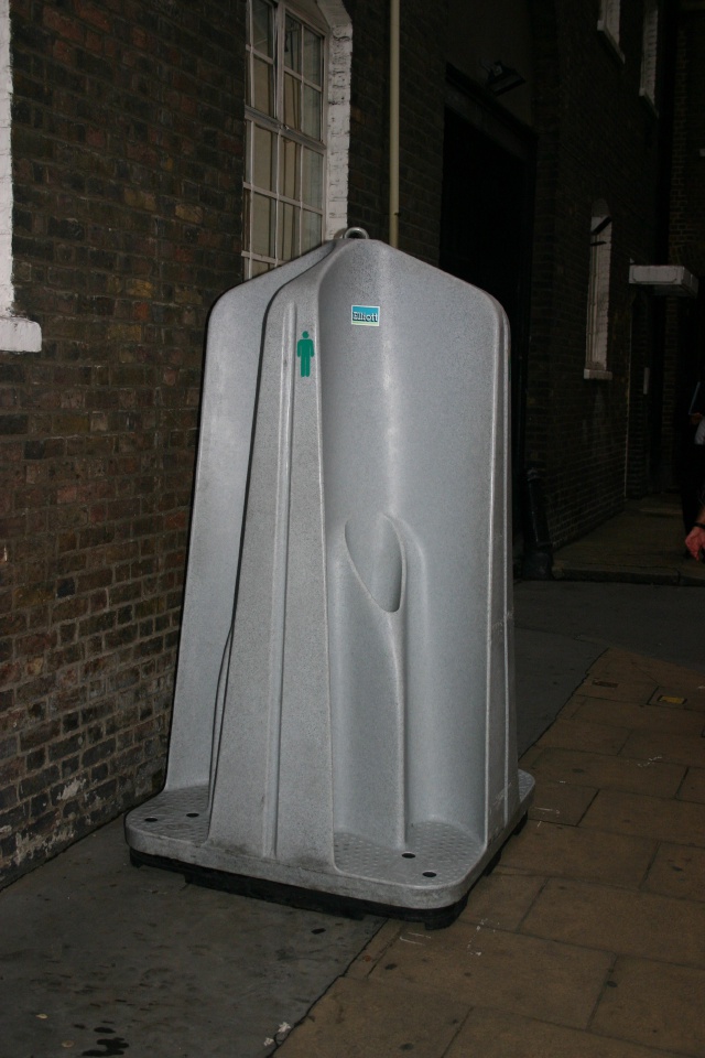 2005-09-10-London-245-alley-restroom.JPG