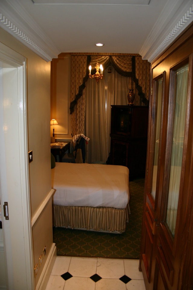 2005-09-10-London-246-Royal-HorseGuards-hotel-room.JPG