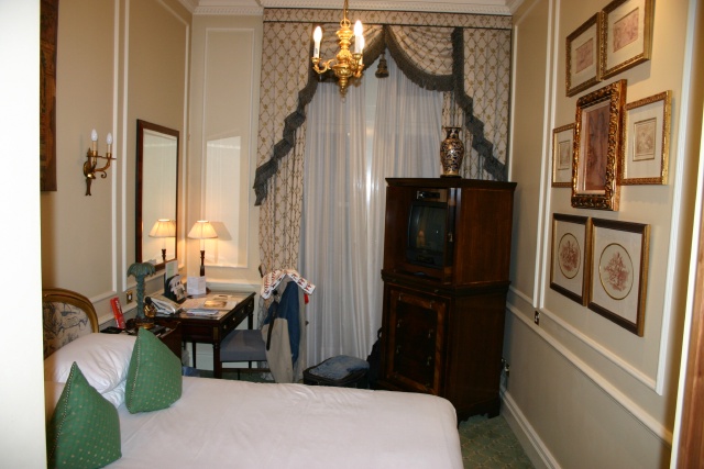 2005-09-10-London-248-Royal-HorseGuards-hotel-room.JPG
