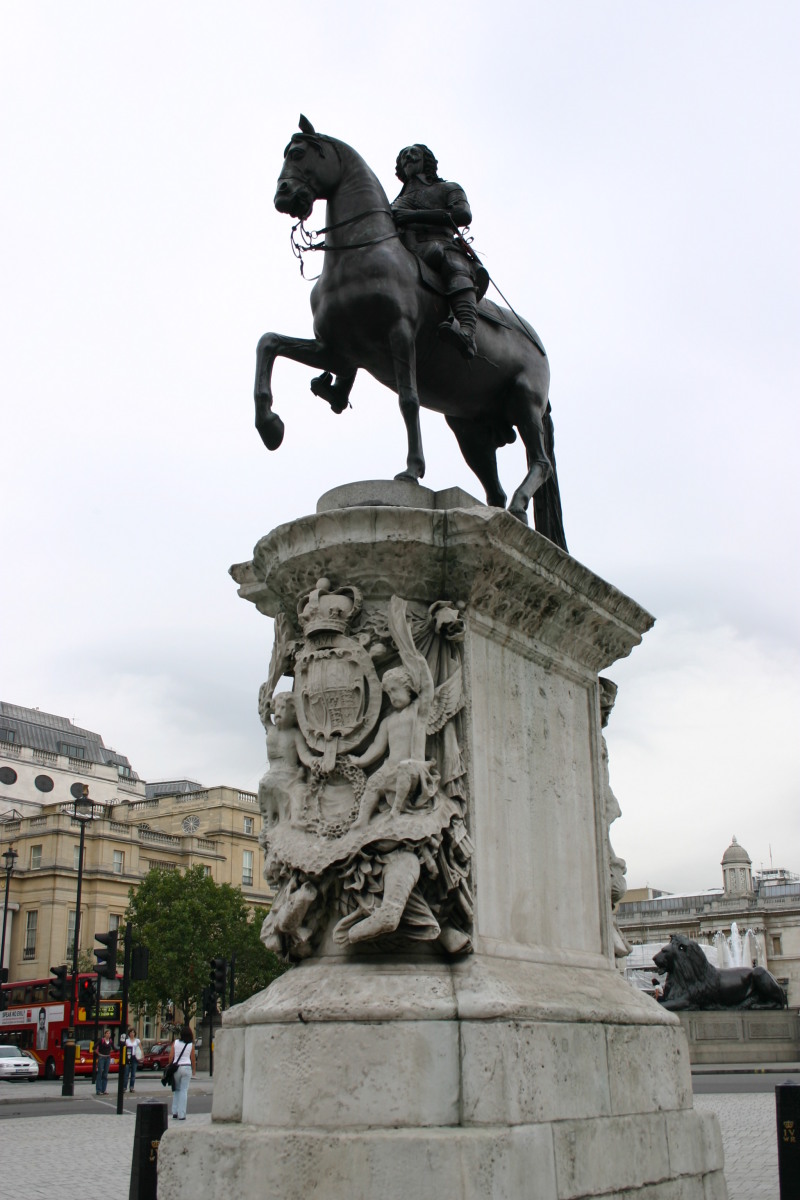 2005/09(September)/London/800x600_2005-09-06-London-07-Trafalgar-square.JPG
