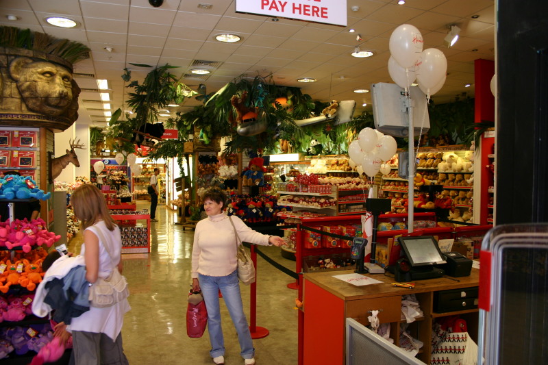 2005-09-08-London-03-Hamleys-toy-store.JPG