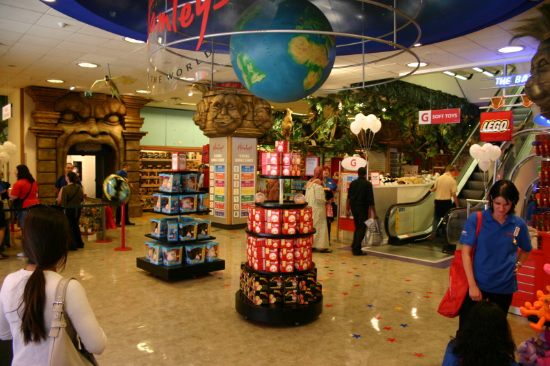 2005-09-08-London-04-Hamleys-toy-store.JPG