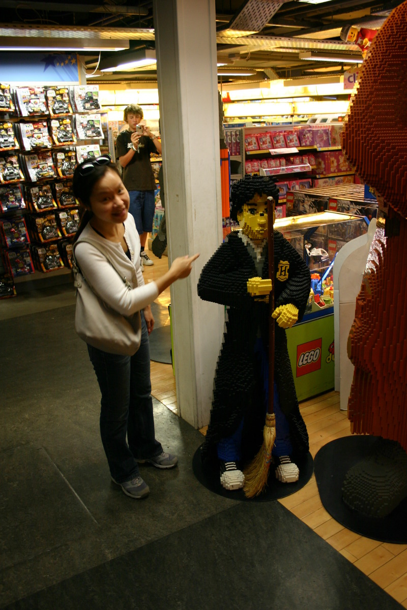 2005-09-08-London-09-Hamleys-toy-store-legos-Lily-Harry-Potter.JPG