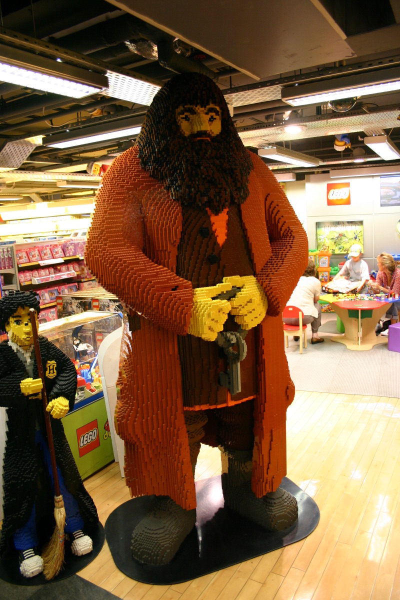 2005-09-08-London-10-Hamleys-toy-store-legos-Hagrid.JPG