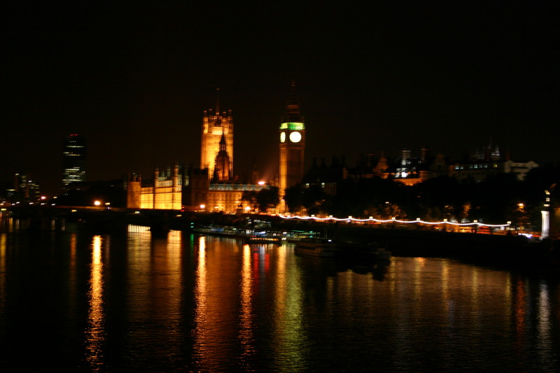 2005/09(September)/London/800x600_2005-09-08-London-32-BigBen-parliment-night.JPG