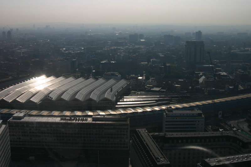 2005/09(September)/London/800x600_2005-09-09-London-22-from-the-Eye-Railyard.JPG