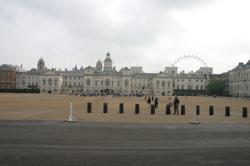 2005-09-10-London-014-changing-of-Queens-Lifeguards-horsemen.JPG