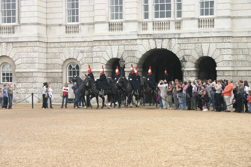 2005-09-10-London-017-changing-of-Queens-Lifeguards-horsemen.JPG
