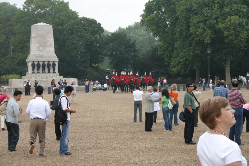 2005-09-10-London-022-changing-of-Queens-Lifeguards-horsemen.JPG