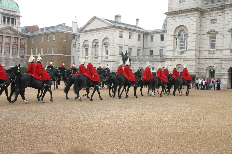 2005-09-10-London-024-changing-of-Queens-Lifeguards-horsemen.JPG