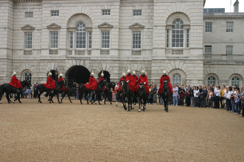 2005-09-10-London-025-changing-of-Queens-Lifeguards-horsemen.JPG