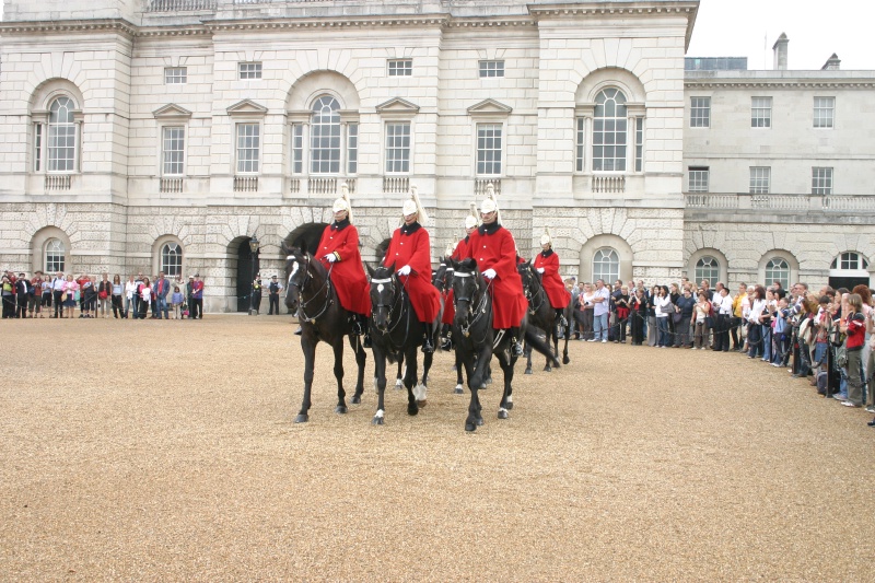 2005-09-10-London-026-changing-of-Queens-Lifeguards-horsemen.JPG