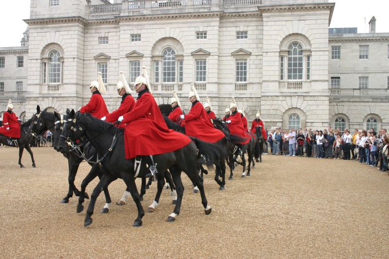 2005-09-10-London-027-changing-of-Queens-Lifeguards-horsemen.JPG