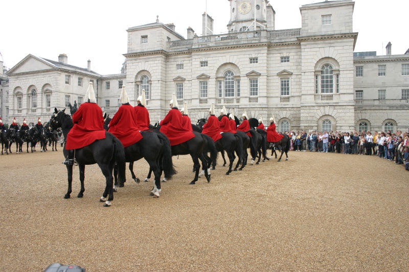 2005-09-10-London-028-changing-of-Queens-Lifeguards-horsemen.JPG