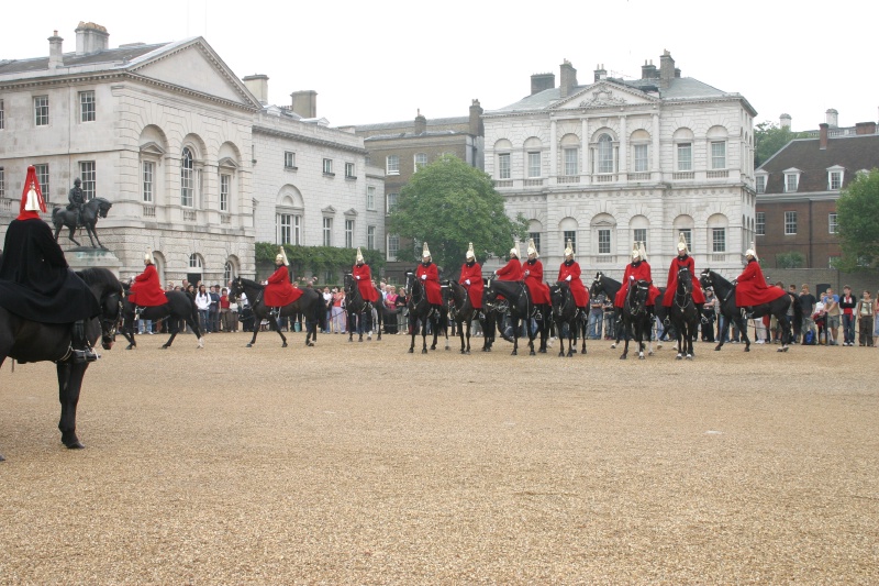 2005-09-10-London-033-changing-of-Queens-Lifeguards-horsemen.JPG