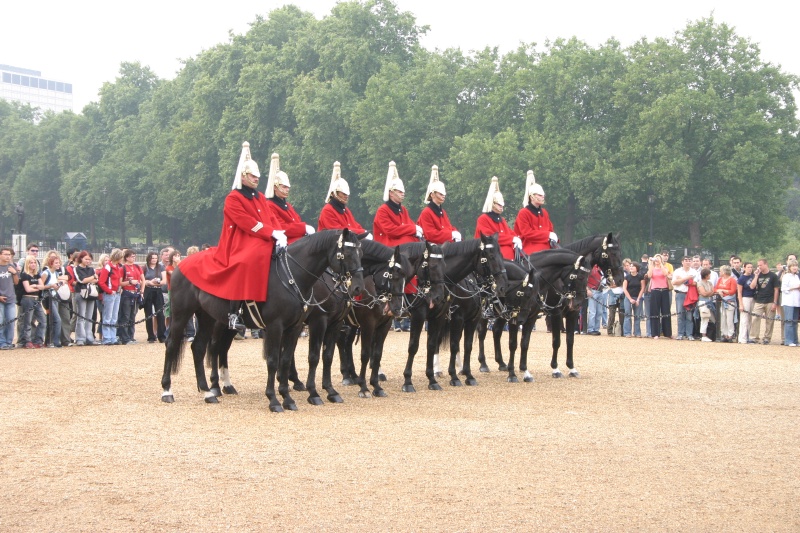 2005-09-10-London-037-changing-of-Queens-Lifeguards-horsemen.JPG