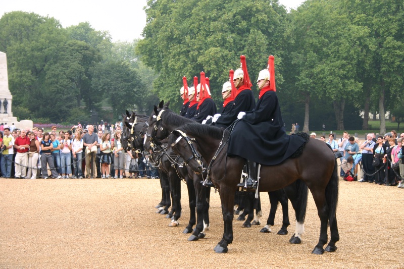 2005-09-10-London-038-changing-of-Queens-Lifeguards-horsemen.JPG