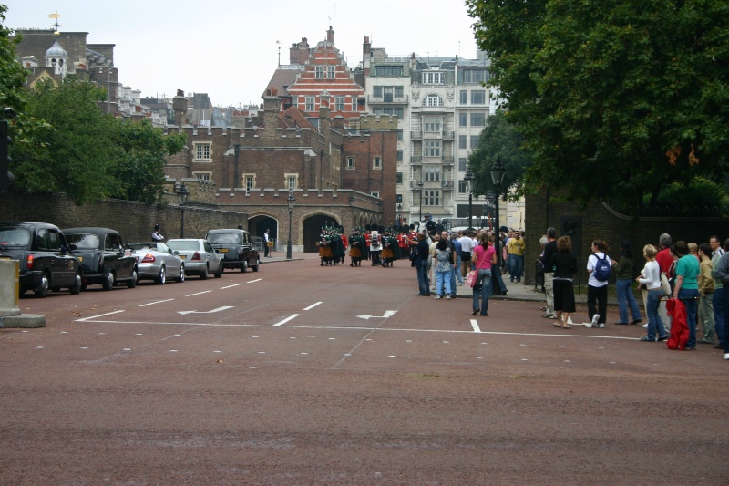 2005-09-10-London-041-changing-of-the-Guards.JPG