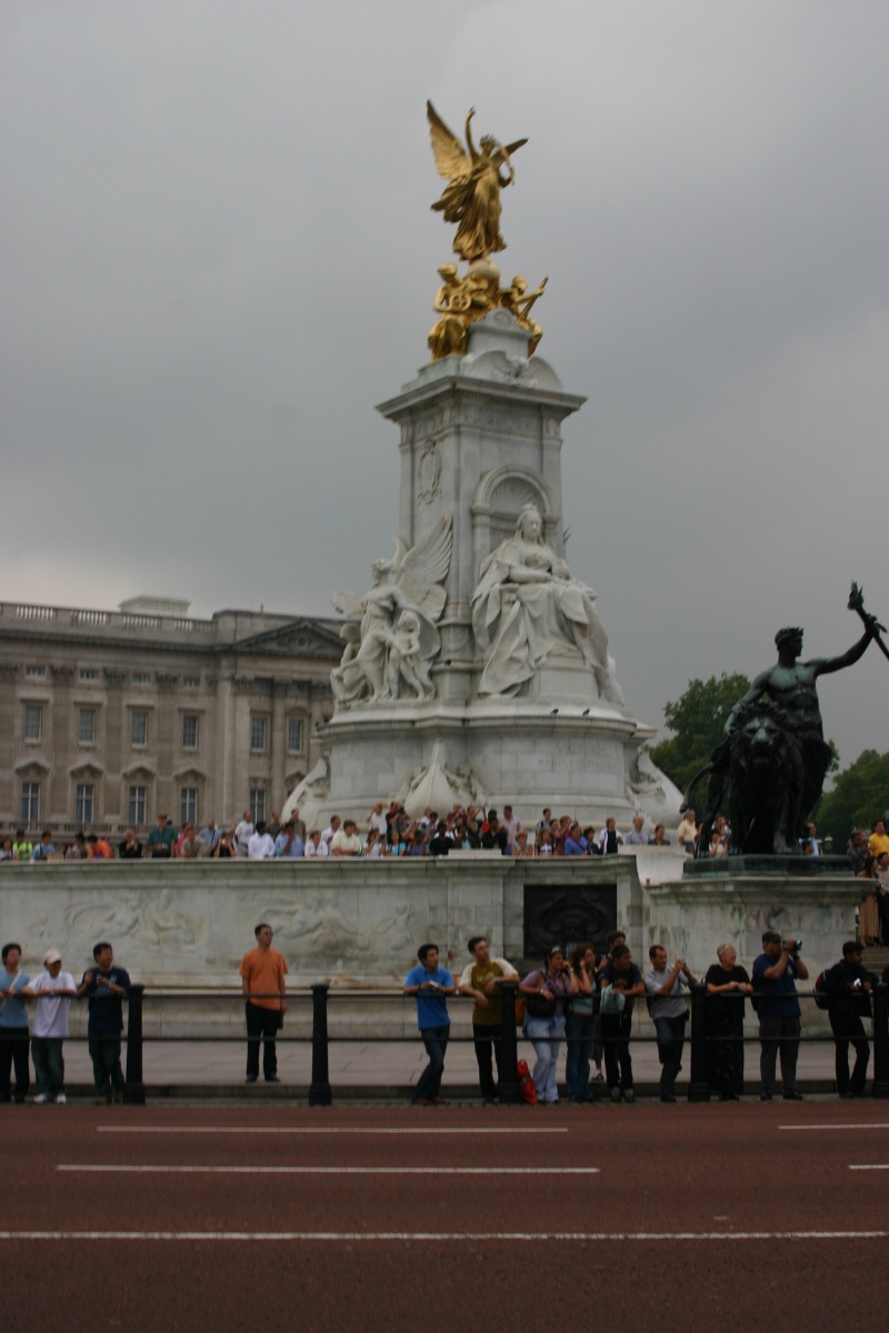 2005-09-10-London-048-changing-of-the-Guards.JPG