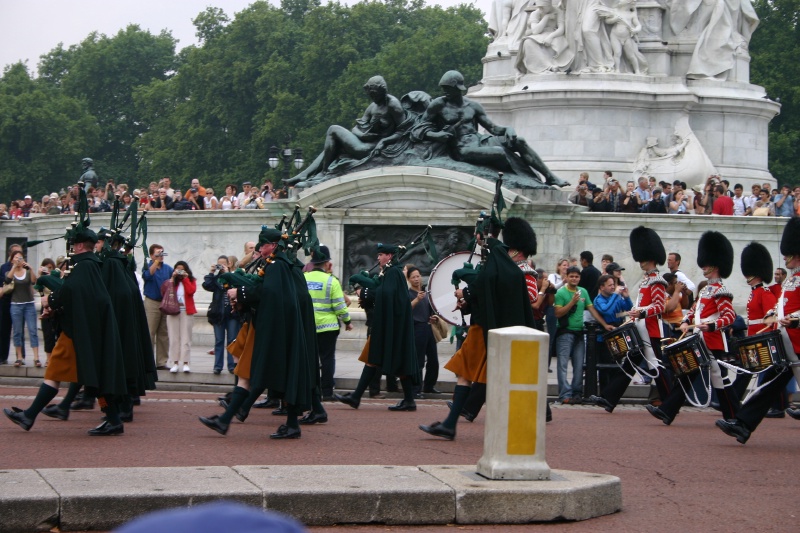 2005-09-10-London-050-changing-of-the-Guards.JPG