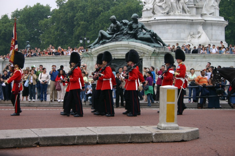 2005-09-10-London-052-changing-of-the-Guards.JPG