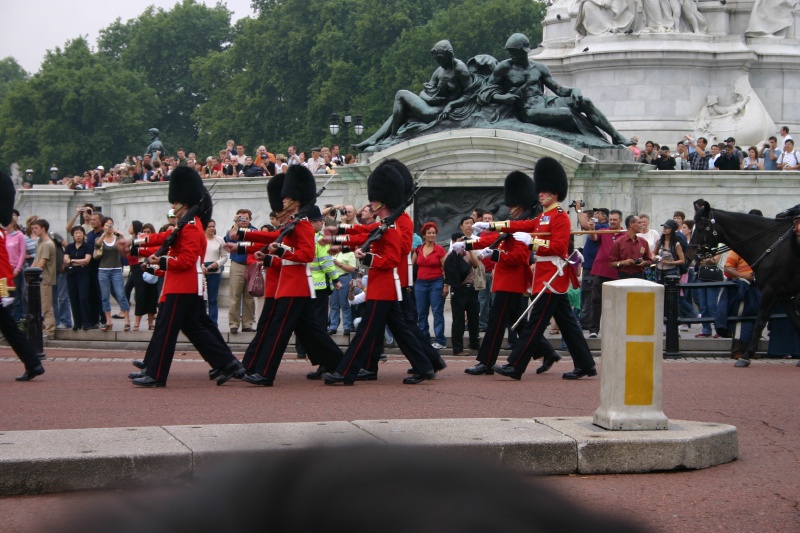 2005-09-10-London-053-changing-of-the-Guards.JPG