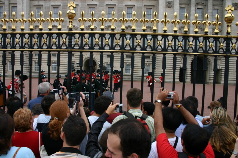 2005/09(September)/London/800x600_2005-09-10-London-059-changing-of-the-Guards.JPG