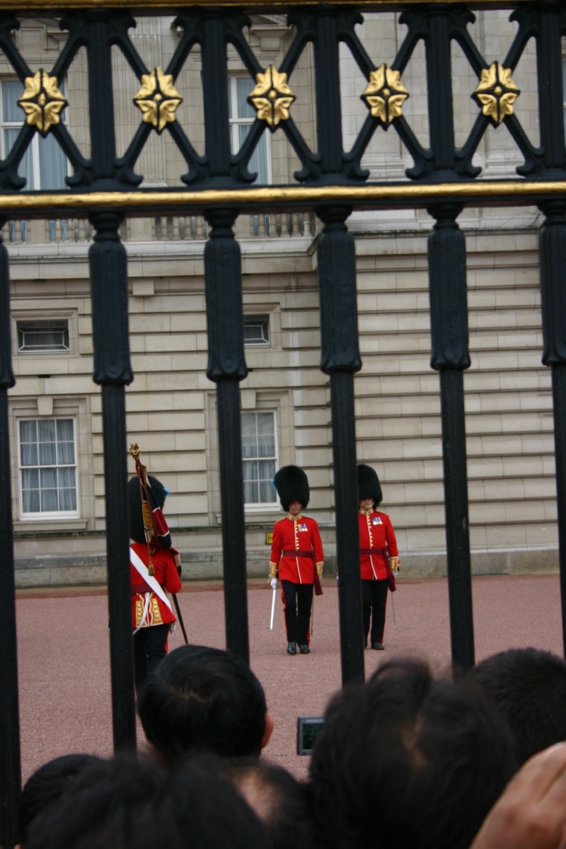 2005-09-10-London-061-changing-of-the-Guards.JPG
