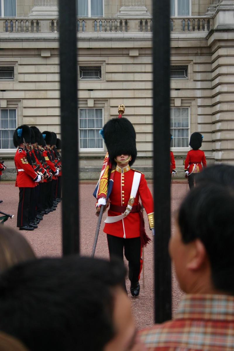 2005-09-10-London-074-changing-of-the-Guards.JPG