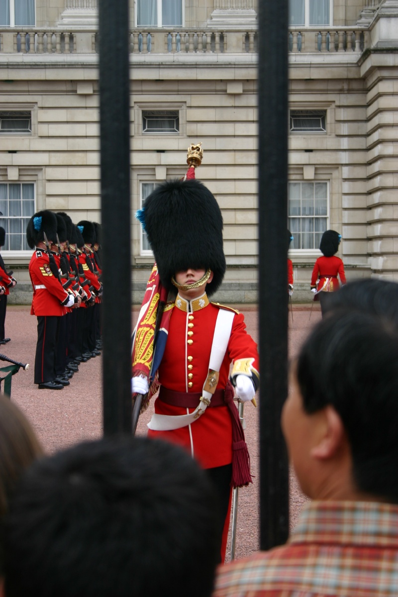 2005-09-10-London-075-changing-of-the-Guards.JPG