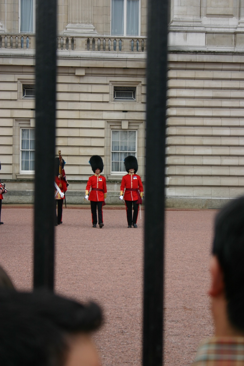 2005-09-10-London-080-changing-of-the-Guards.JPG