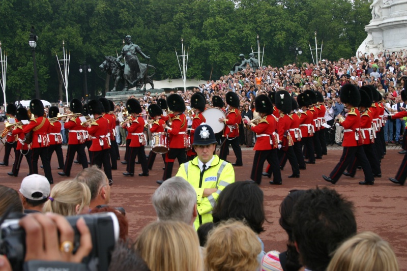 2005-09-10-London-084-changing-of-the-Guards.JPG