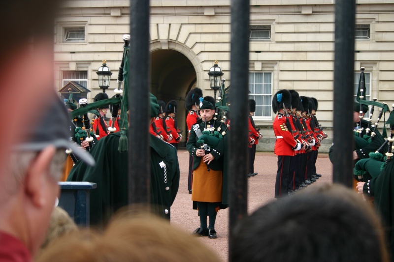 2005-09-10-London-097-changing-of-the-Guards.JPG