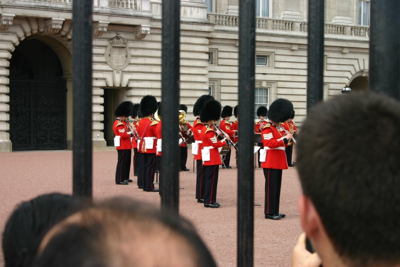 2005-09-10-London-099-changing-of-the-Guards.JPG