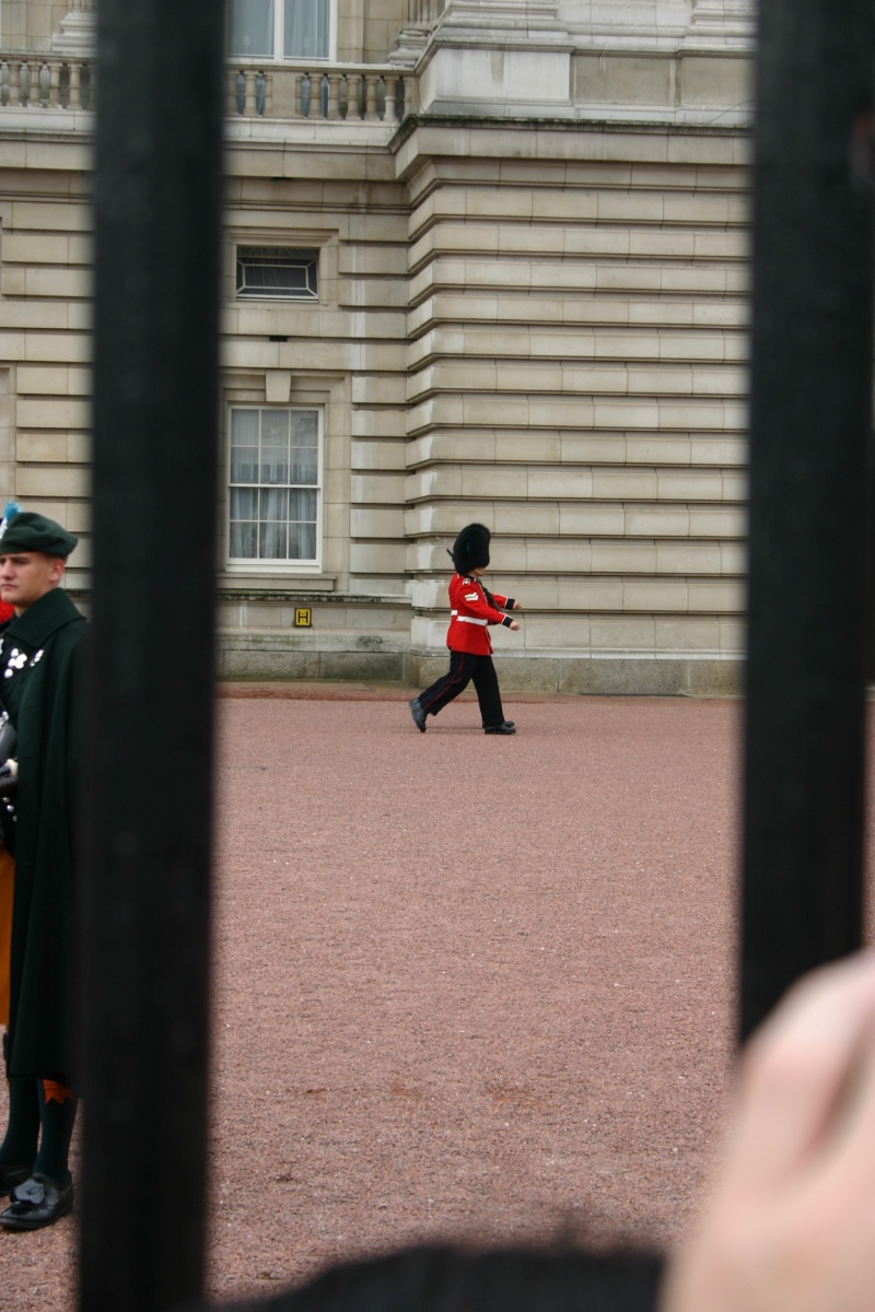 2005-09-10-London-102-changing-of-the-Guards.JPG