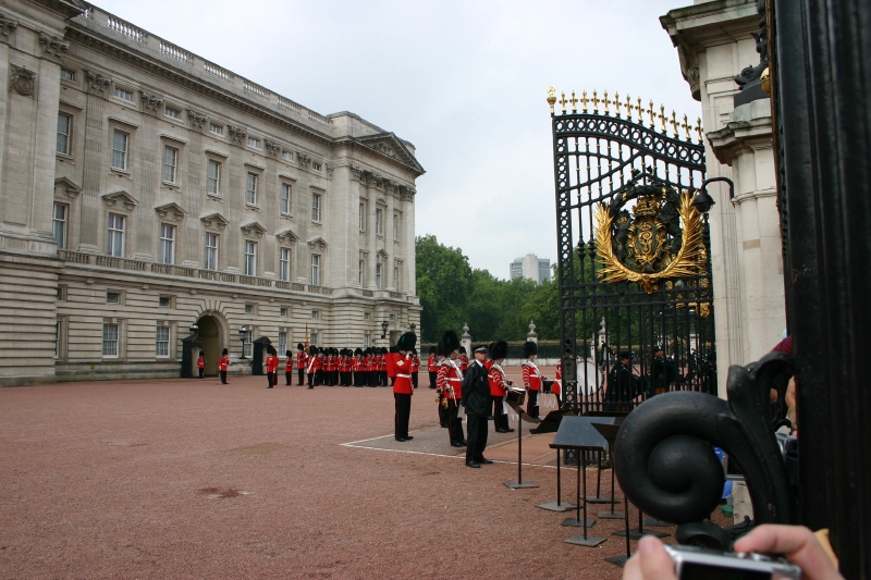 2005-09-10-London-132-changing-of-the-Guards.JPG