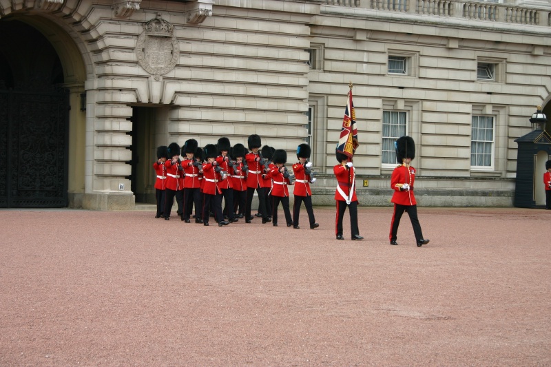2005-09-10-London-139-changing-of-the-Guards.JPG